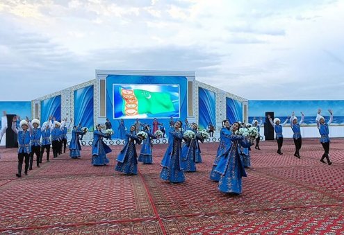 Türkmenistanyň Prezidenti Garabogazdaky täze awtomobil köprüsiniň düýbüni tutdy