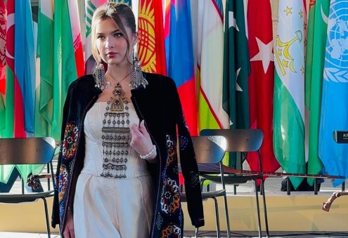 Türkmen dizaýneri ÝUNESKO-nyň edara binasynda lybaslar toplumy bilen tanyşdyrdy