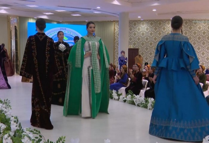 Aşgabatda türkmen milli lybaslarynyň görkezilişi geçirildi Aşgabatda türkmen milli lybaslarynyň görkezilişi geçirildi