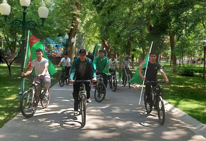 Посольство Туркменистана в Узбекистане провело велопробег по случаю Всемирного дня велосипеда