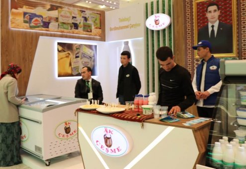 Туркменский предприниматель запустил производство сливочного масла под маркой Ak çeşme