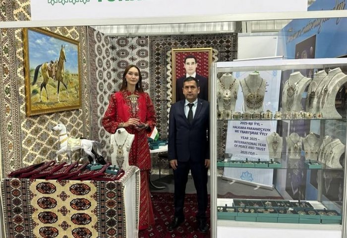 Duşenbede ajaýyp türkmen şaý-sep we lybaslar toplumlary görkezildi Duşenbede ajaýyp türkmen şaý-sep we lybaslar toplumlary görkezildi