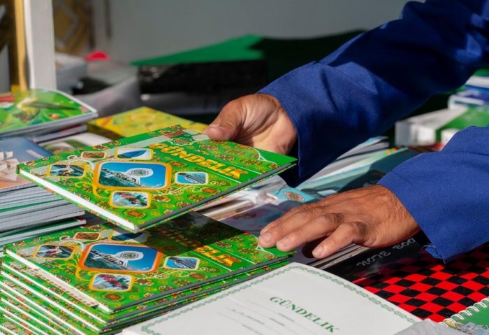 Türkmenistanlı işletmeler, okul kıyafetleri ve okul malzemelerini üretiyorlar Türkmenistanlı işletmeler, okul kıyafetleri ve okul malzemelerini üretiyorlar