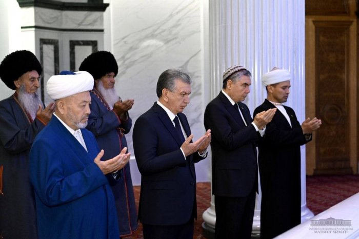 Uzbekistan’s President Attends Iftar Hosted by Turkmen President
