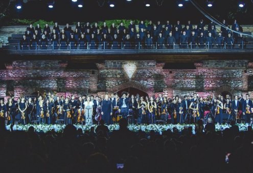 Türkmen sazandasy Sinandali festiwalynda orkestriň baş sazandasy hökmünde çykyş edýär