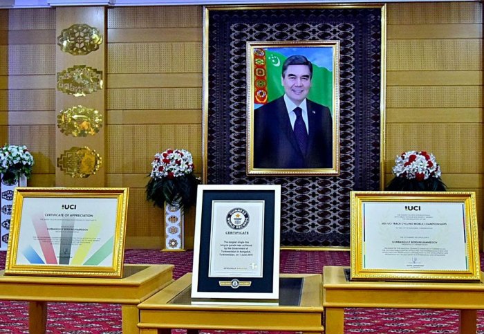 Президент Туркменистана награждён сертификатом UCI