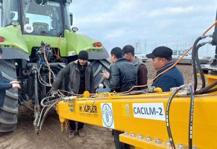 ФАО передала дайханскому объединению «Андалип» лазерный планировщик почвы