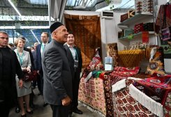 Rustam Minnikhanov Visits Turkmenistan Pavilion at Kazan Halal Market