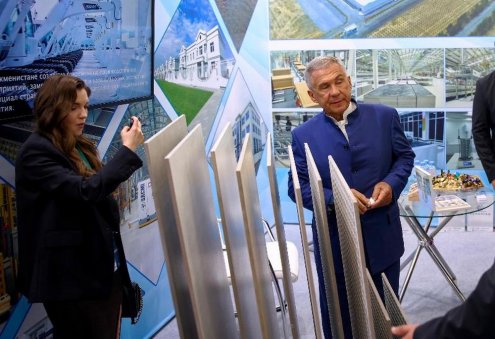Глава Татарстана посетил стенд Eziz doganlar keramika на KazanForum