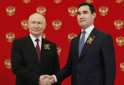 Владимир Путин поздравил Сердара Бердымухамедова с Днем Победы