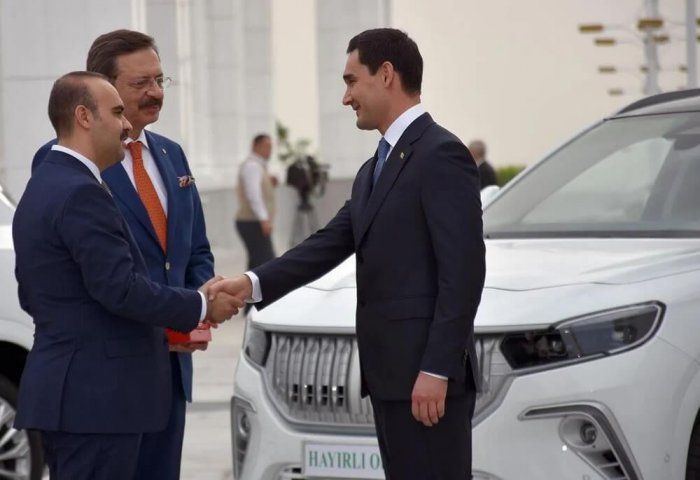 Türkmenistan Devlet Başkanı'na TOGG araçları teslim edildi