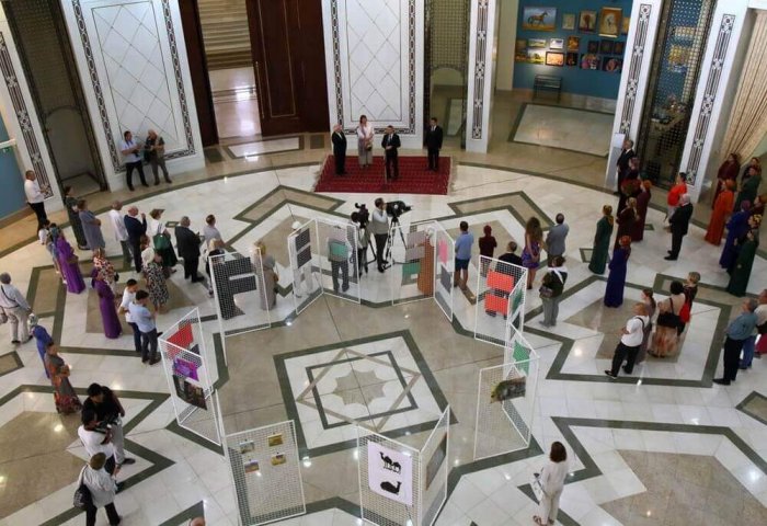 Польская художница представила картины, посвященные Туркменистану
