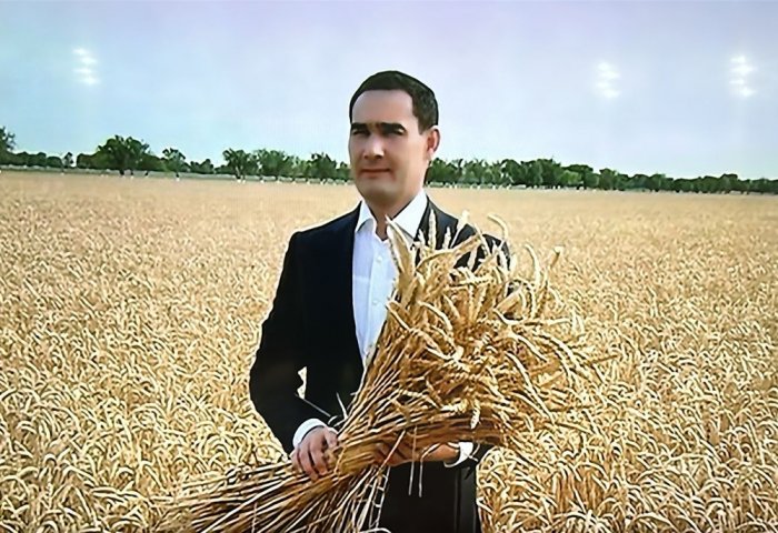 Türkmenistanyň Prezidenti Ak bugdaý etrabynda bugdaý oragyna badalga berdi Türkmenistanyň Prezidenti Ak bugdaý etrabynda bugdaý oragyna badalga berdi