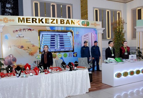 Türkmenistanyň banklarynyň beren karzlarynyň galyndylarynyň möçberi 100,7 milliard manatdan geçdi