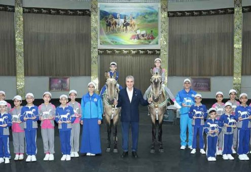 Фонд имени Бердымухамедова передал денежный подарок центру At – myrat