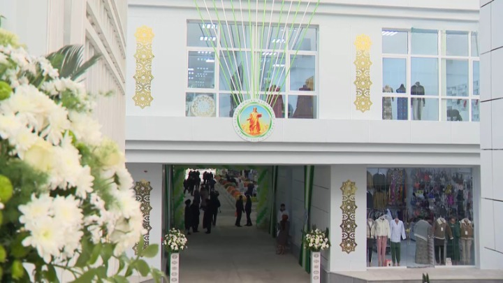 “Ak ýol” şäher bazarynyň durky täzelenilen binasy, Aşgabat, Türkmenistan