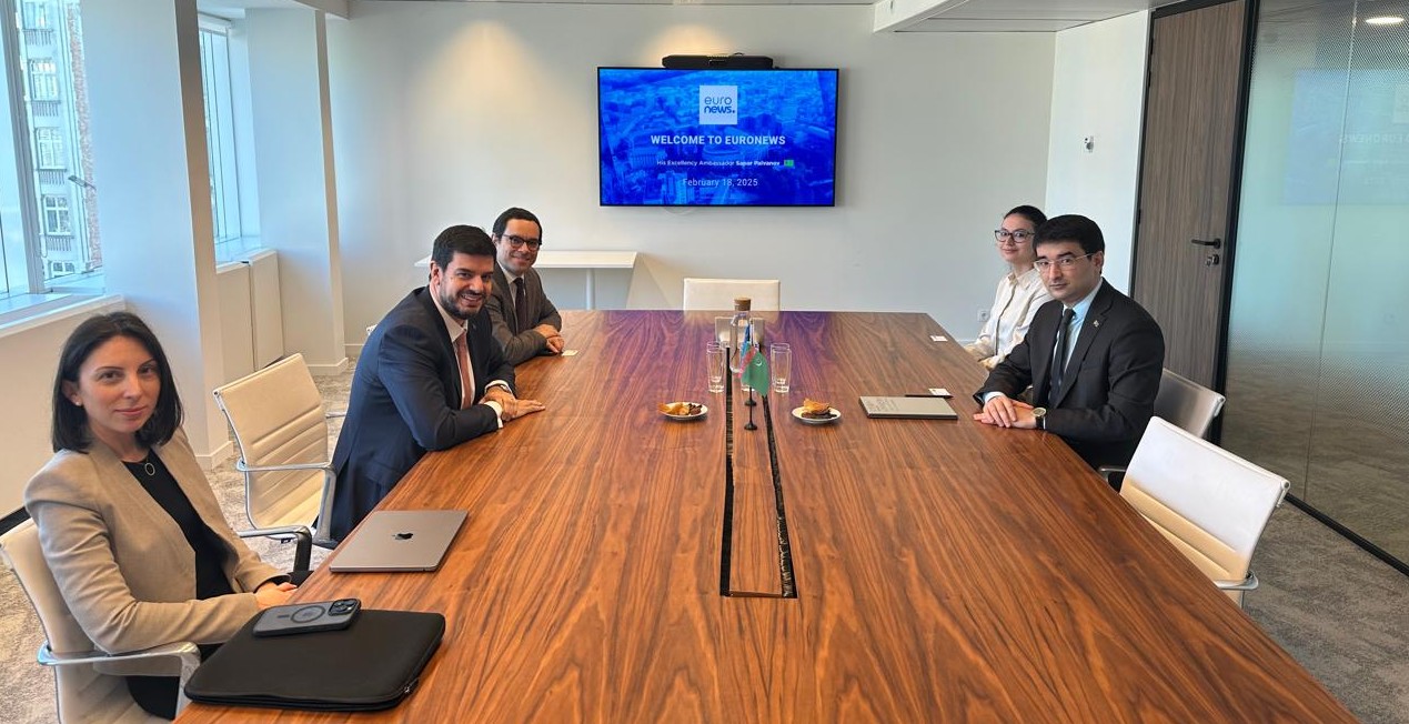 Türkmenistanyň Belgiýadaky ilçisi Sapar Palwanow bilen “Euronews” habarlar teleýaýlymynyň direktorlar geňeşiniň başlygy Pedro Wargas Dawid, 2025-nji ýylyň 18-nji fewraly, (Türkmenistanyň Belgiýadaky ilçihanasy)