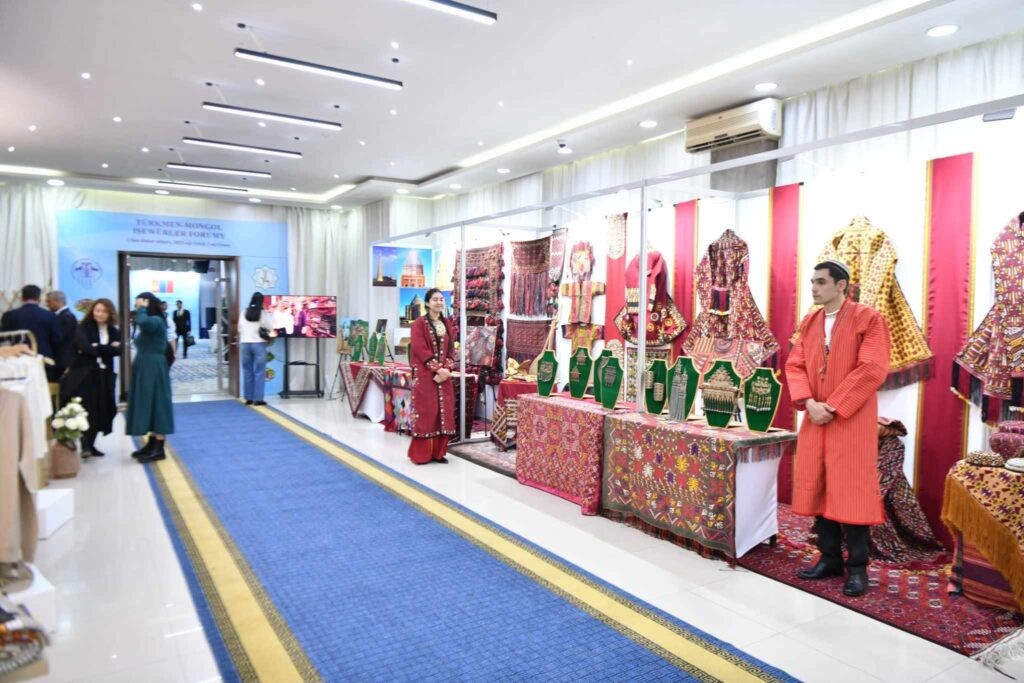 Выставка традиционных ковров и изделий народного прикладного искусства Туркменистана, 2 июня, 2025 г., Улан-Батор, Монголия (Фото: пресс-служба Президента Монголии)