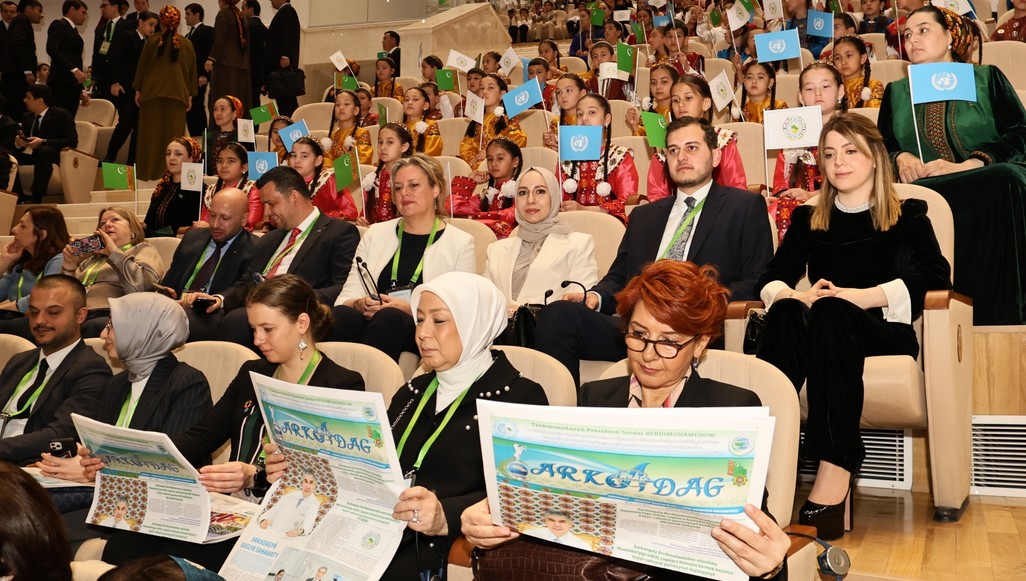 “Parahatçylyk we ynanyşmak ýyly: çagalaryň hatyrasyna halkara işiniň ösüşi” atly halkara maslahat, 2025-nji ýylyň 29-njy marty, Arkadag şäheri, Türkmenistan (Surat: THP)