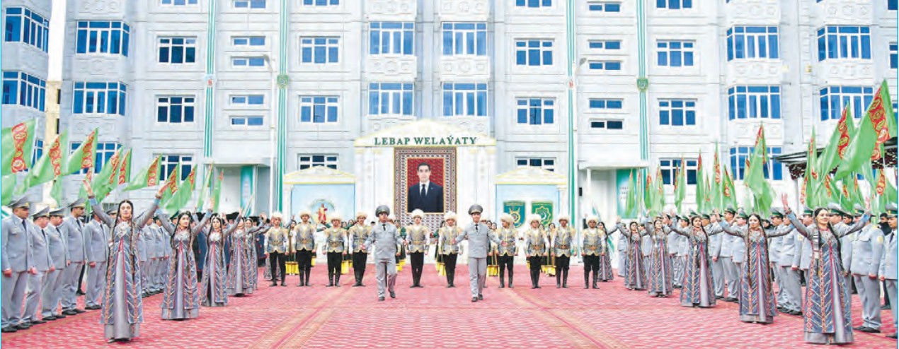 Церемония открытия 4 четырёхэтажных дома, предназначенных для работников прокуратуры, судов и полиции, Туркменабат, Туркменистан.