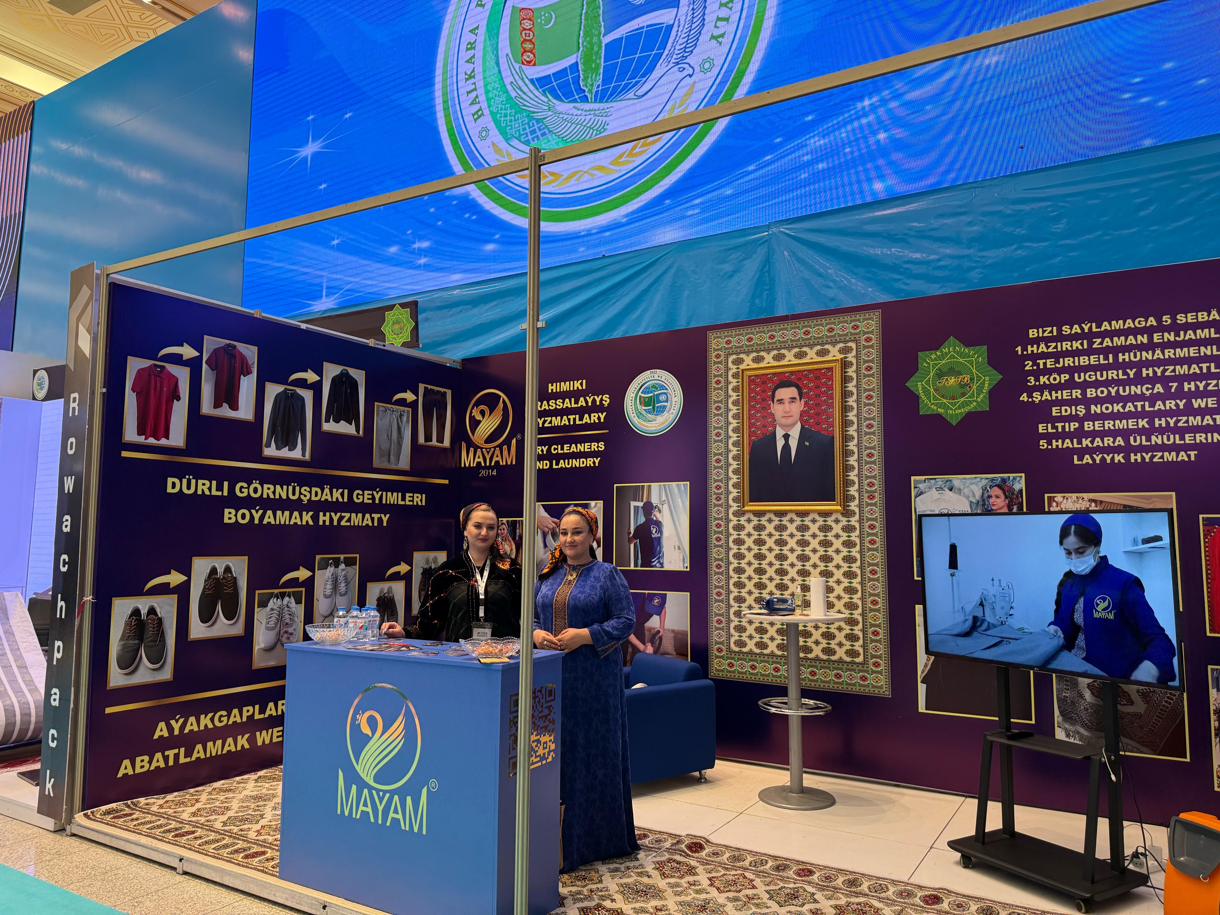 “Halkara söwda we hyzmatlar” atly sergi-ýarmarkada “MAÝAM” kärhanasynyň diwarlygy, 2025-nji ýylyň 30-njy apreli, Aşgabat, Türkmenistan (Surat: BT)