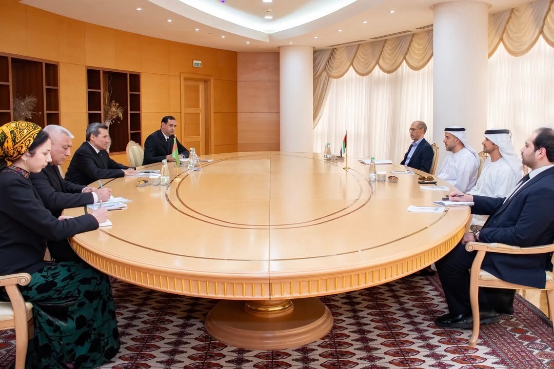 Встреча Рашида Мередова с исполнительным директором по международным связям компании Etihad Rail Тариком Мохаммед Аль Фалахи, 30 апреля, 2025 г., Ашхабад, Туркменистан (Фото: Посольство ОАЭ в Туркменистане)