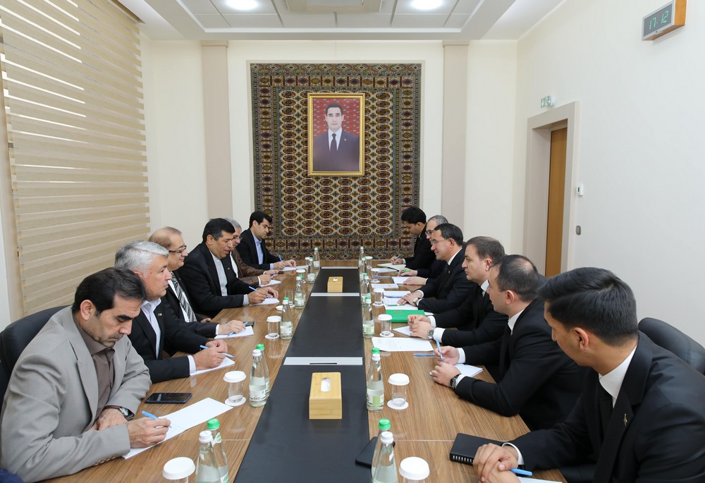 Встреча председателя Торгово-промышленной палаты Туркменистана (ТППТ) Мергена Гурдова с главой Совместной иранско-туркменской торгово-промышленной палаты Рамазаном Бахрамини, 17 декабря, 2024 г., Ашхабад, Туркменистан