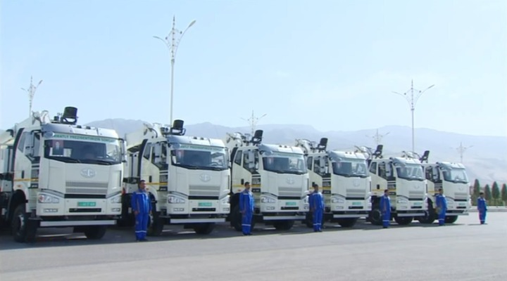 Новая автомобильная техника, подаренная от имени Президента Туркменистана Сердара Бердымухамедова, новой электростанции в Тедженском этрапе, 24 мая, 2025 г., Ахалский велаят, Туркменистан (Фото: Watan habarlary)