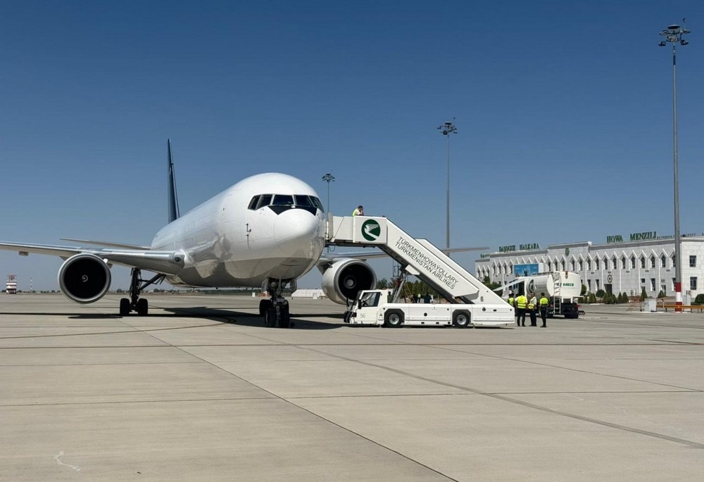 Polşanyň “SKYTAXI” awiakompaniýasynyň Boeing 767 ýük uçary, 2025-nji ýylyň 29-njy maýy, Daşoguz welaýaty, Türkmenistan (Surat: TULM)