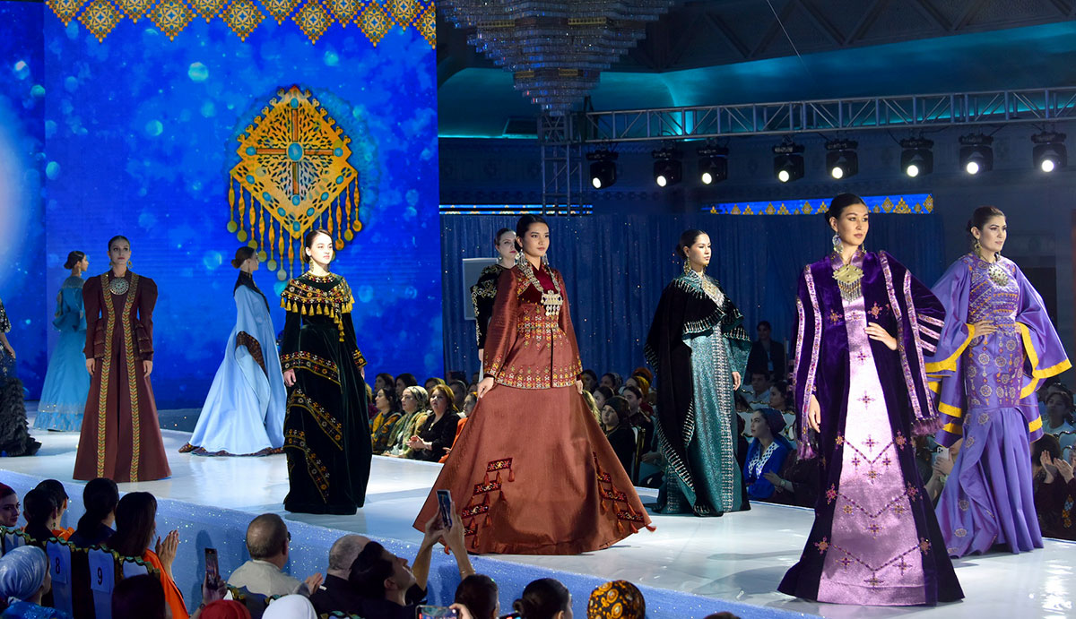 Türkmenistanyň Senagatçylar we telekeçiler birleşmesiniň 17 ýyllygy mynasybetli serginiň çäklerinde geçirilen moda görkezilişi, 2025-nji ýylyň 17-nji marty, Aşgabat, Türkmenistan (Surat: TDH)