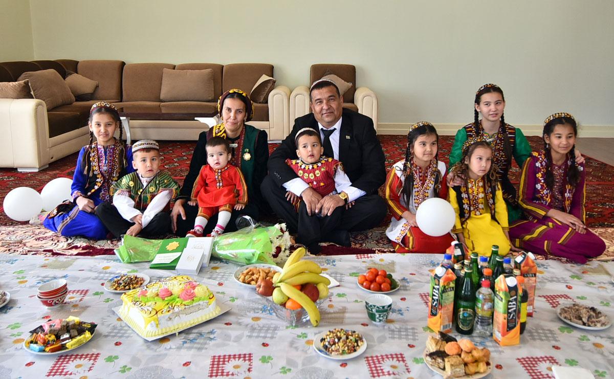 Turkmen family celebrates receiving Ene mähri award and new apartment, March 7, 2019, Ashgabat, Turkmenistan (Photo: TDH)