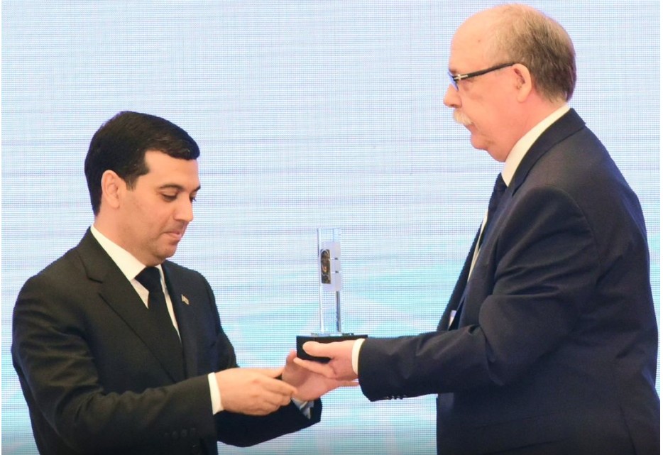 Председатель Комитета ОСЖД Мирослав Антонович вручает памятный знак председателю агентства «Türkmendemirýollary» Азату Атамурадову, 18 апреля 2024 года, Ашхабад, Туркменистан.