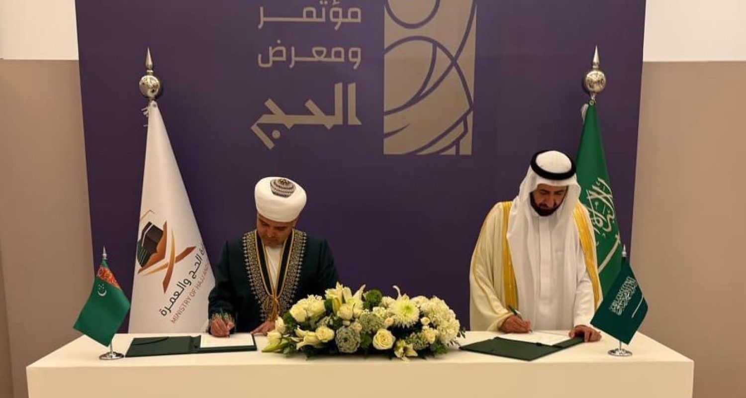 Türkmenistanyň müftüsi Ýalkap Hojagulyýew bilen Saud Arabystanynyň haj we umra ministri Taufik Bin Fawzan Al-Rabia haj möwsümini geçirmek hakynda Ylalaşyga gol çekýärler, 2025-nji ýylyň 12-13-nji ýanwary, Jidda, Saud Arabystany Patyşalygy (Surat: www.mfa.gov.tm)