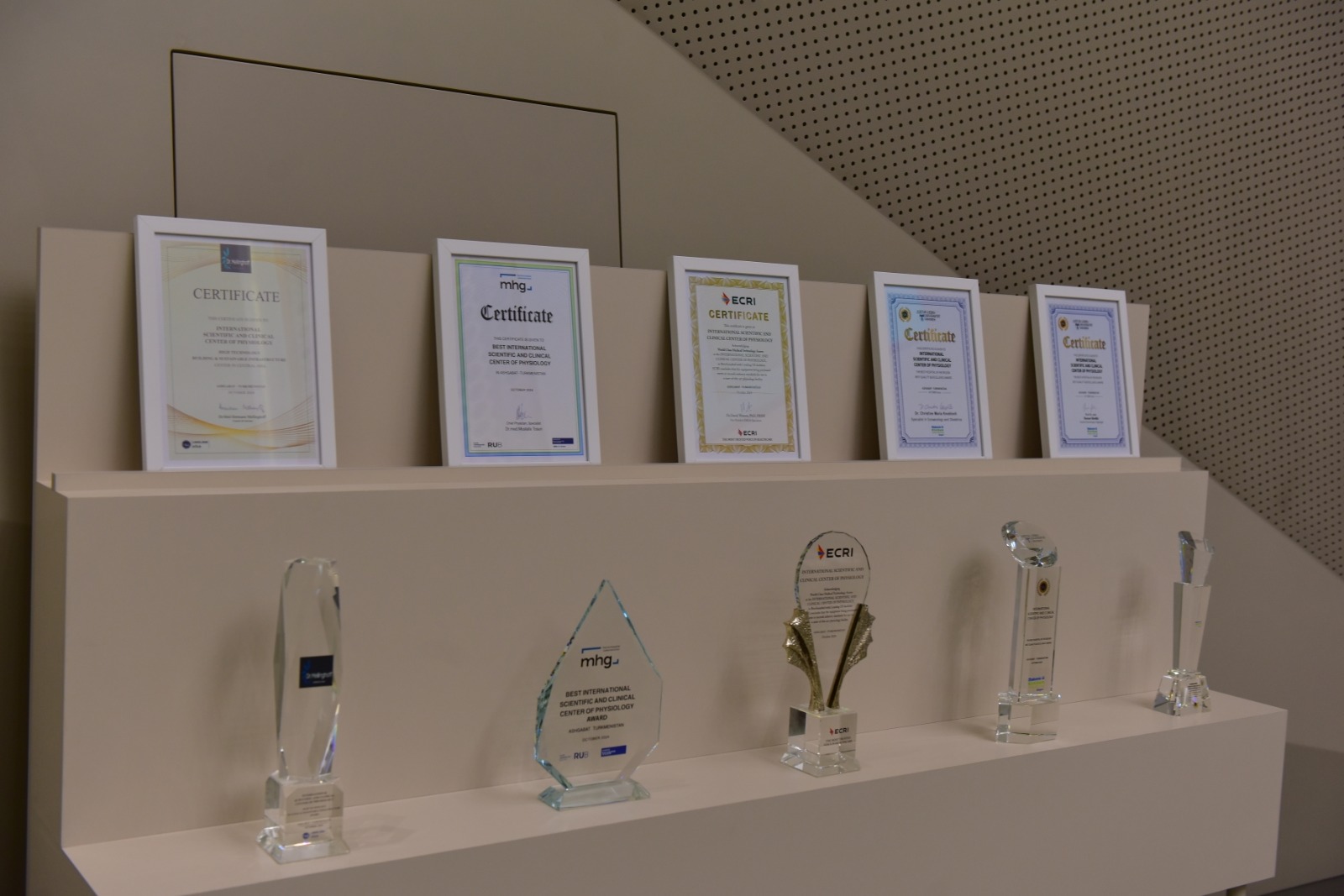 Halkara fiziologiýa ylmy-kliniki merkeziniň mynasyp bolan güwänamalary (Surat: TDH)