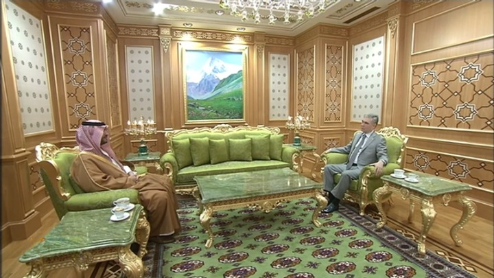 Türkmenistanyň Halk Maslahatynyň Başlygy Gurbanguly Berdimuhamedowyň Saud Arabystany Patyşalygynyň döwlet ministri, Ministrler Kabinetiniň agzasy Emir Turki bin Mohammed Al Saud bilen duşuşygy, 2025-nji ýylyň 2-nji apreli, Aşgabat, Türkmenistan (Surat: “Watan” habarlar gepleşigi)