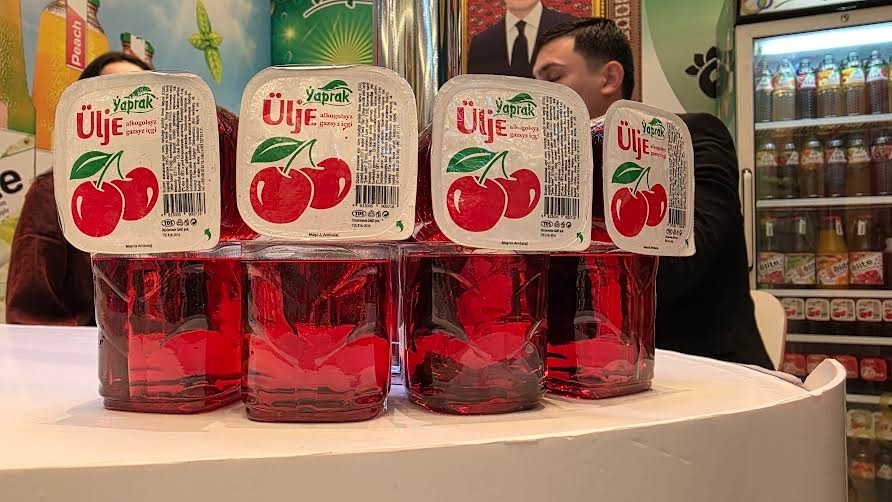 “Ýaprak” kärhanasynyň alkogolsyz içgileri, 2025-nji ýylyň 29-njy apreli, Aşgabat, Türkmenistan (Surat: THP)